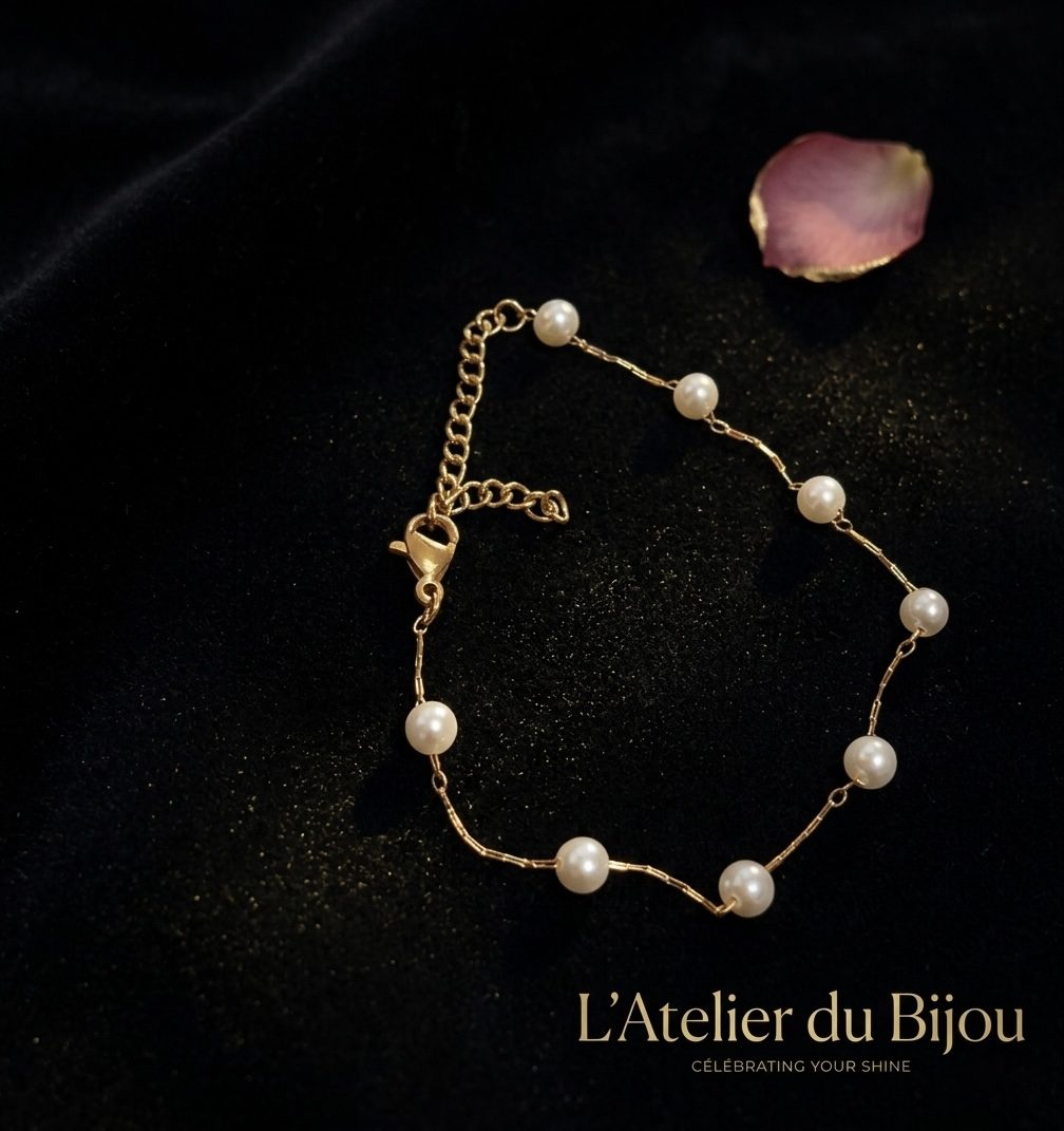 Bracelet de perles L'Atelier du Bijou sur velours noir