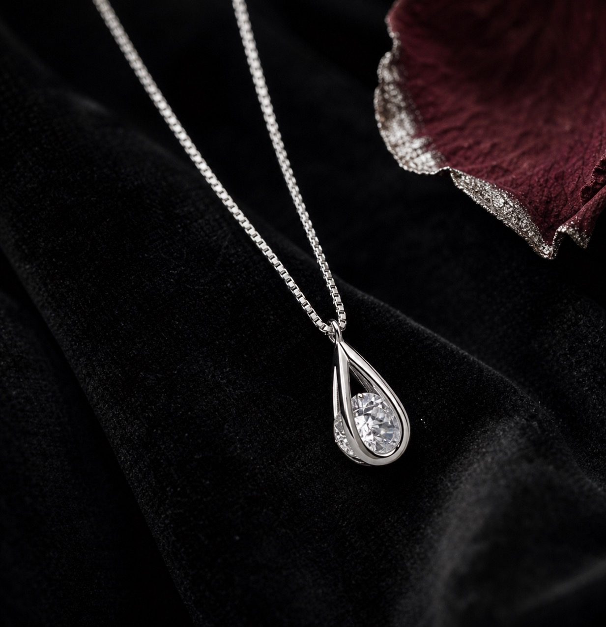 Collier Goutte de Lumière sur velours noir